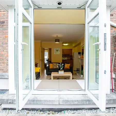 22 - Superb & Spacious Duplex - Sleeps 6 - Free Parking *