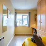 22 - Superb & Spacious Duplex - Sleeps 6 - Free Parking Дом отдыха *