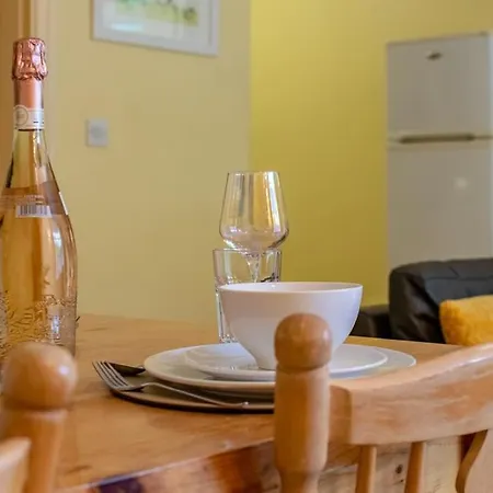 22 - Superb & Spacious Duplex - Sleeps 6 - Free Parking *