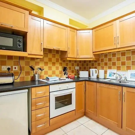 22 - Superb & Spacious Duplex - Sleeps 6 - Free Parking Galway