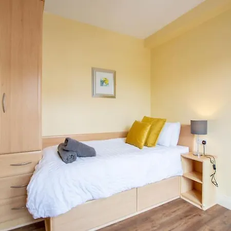 Nyaraló 22 - Superb & Spacious Duplex - Sleeps 6 - Free Parking Galway