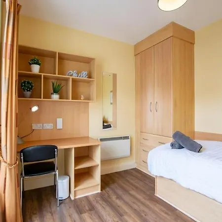22 - Superb & Spacious Duplex - Sleeps 6 - Free Parking * Galway