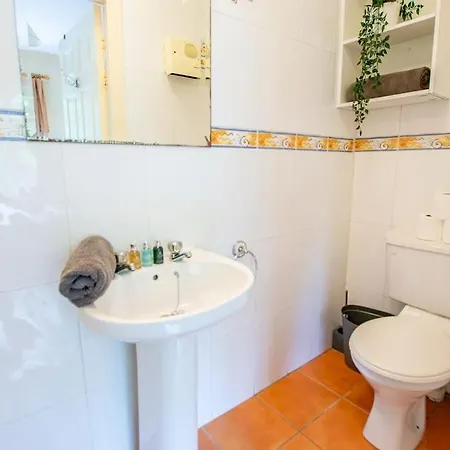 22 - Superb & Spacious Duplex - Sleeps 6 - Free Parking * 戈尔韦