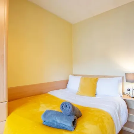 22 - Superb & Spacious Duplex - Sleeps 6 - Free Parking *